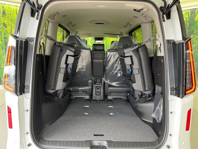 普段のお買い物や通勤、送迎等に十分な荷室スペースを確保しております。3列目を跳ね上げると、大きな荷物の積載も可能です♪