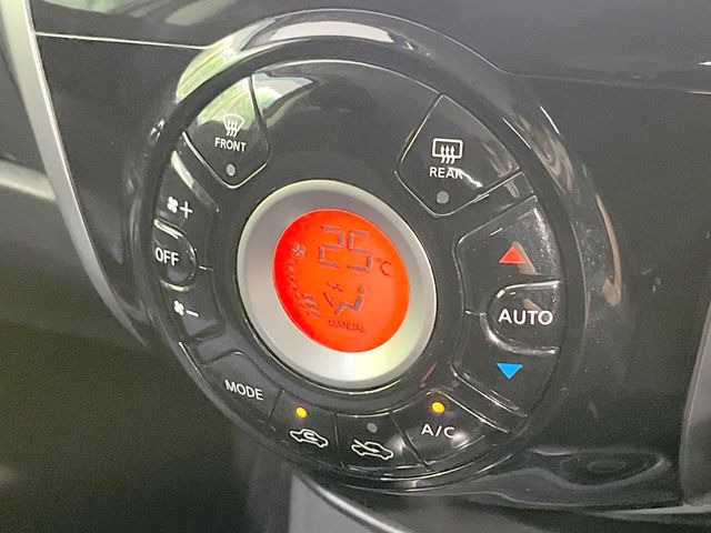 【オートエアコン】一度お好みの温度に設定すれば、車内の温度を検知し風量や温度を自動で調整。暑い&hellip;寒い&hellip;と何度もスイッチ操作をする必要はありません。快適な車内空間には必須の機能ですね♪