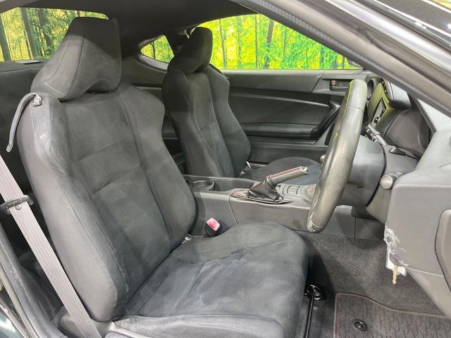 運転席シート廻りは使用感も少なく、良好な状態となっています。前オーナー様が丁寧に使っていたことがよくわかりますね。