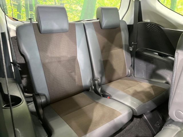 3列目シートはもちろん状態良好☆大人でもゆったりと座って頂けますので、大人数でのお出かけもラクラクです♪ご家族で、気の知れた仲間で、ドライブに行くのが楽しみですね♪