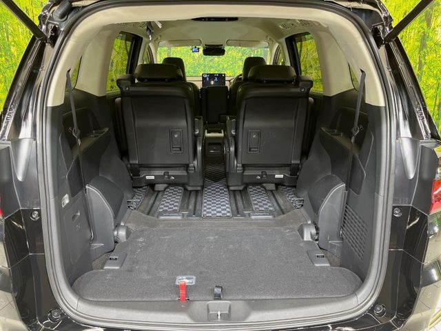 後席を格納すると、これだけの広さが!シーンに合わせたシートアレンジで、大きな荷物も積むことが出来ます♪