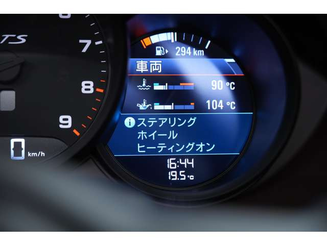 これからの時期には必須オプションのステアリングヒーターもしっかり装備されております。
