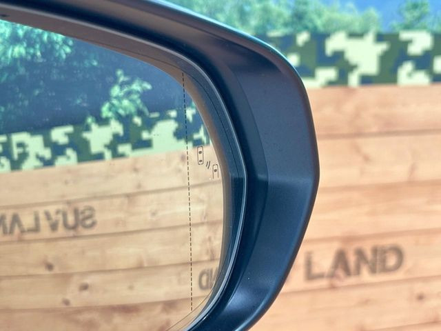 【ブラインドスポットモニター】走行中、ドアミラーの死角になりやすい箇所に後続車が接近するとサイドミラーのレンズに警告を表示!ドライバーに注意喚起をしてくれます。