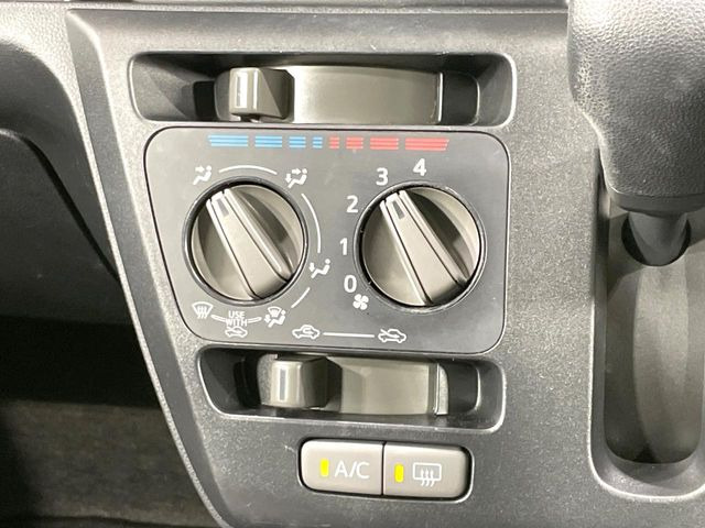 寒い冬も暑い夏も全席に快適な空調を届けてくれる、ダイヤル式エアコンを装備♪