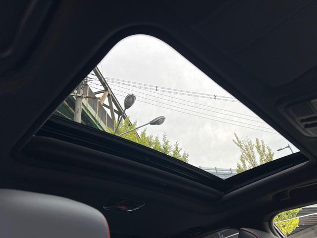 【サンルーフ】開放感たっぷりの希少装備、サンルーフが装着されています!車内に明かりを取り入れたり景色を楽しむ以外にも、車内の空気も簡単に換気できて快適です!