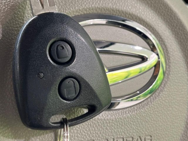 【キーレス】少し離れた場所からでもボタン一つでドアの開錠・施錠ができるのでとっても便利!ドアの鍵穴周りに傷をつけることもありません♪