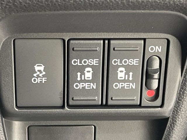 【両側パワースライドドア】スマートキーや運転席のスイッチで後席両側スライドドアの開閉が可能♪電動だから力を入れてドアを開ける必要が無く、小さなお子様でも簡単に開け閉めでき快適です♪