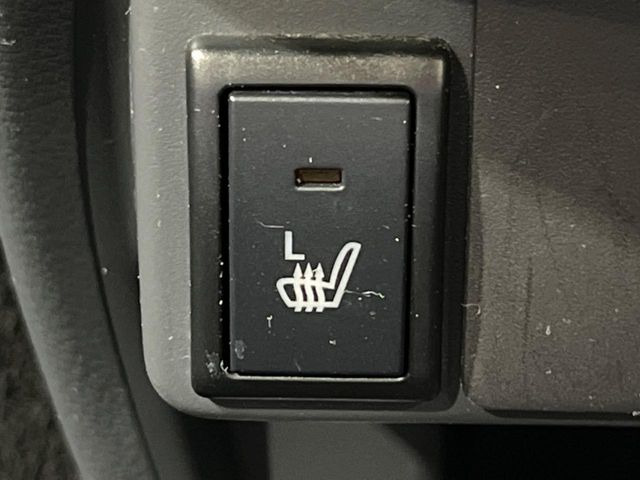 【シートヒーター】寒い日に重宝するシートヒーター!エアコンより早く温まってくれるので寒がりの人も安心ですね♪エアコンの温風は乾燥するから苦手、という方にもをおすすめです。