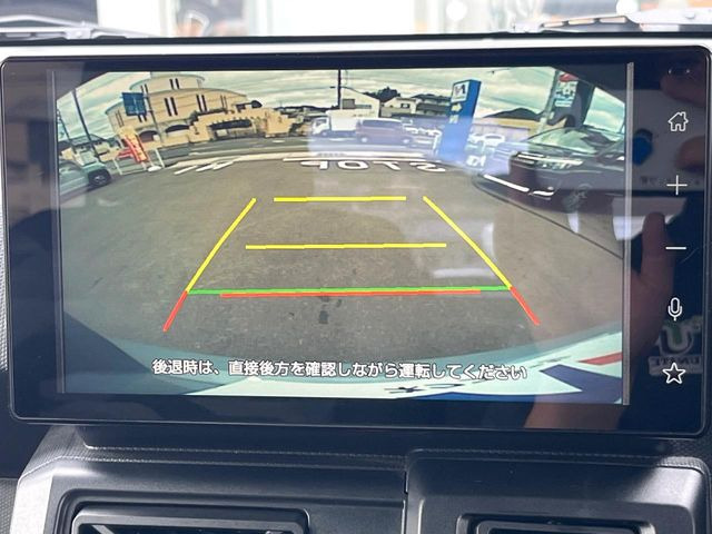【バックカメラ】駐車時に後方がリアルタイム映像で確認できます。大型商業施設や立体駐車場での駐車時や、夜間のバック時に大活躍!運転スキルに関わらず、今や必須となった装備のひとつです!