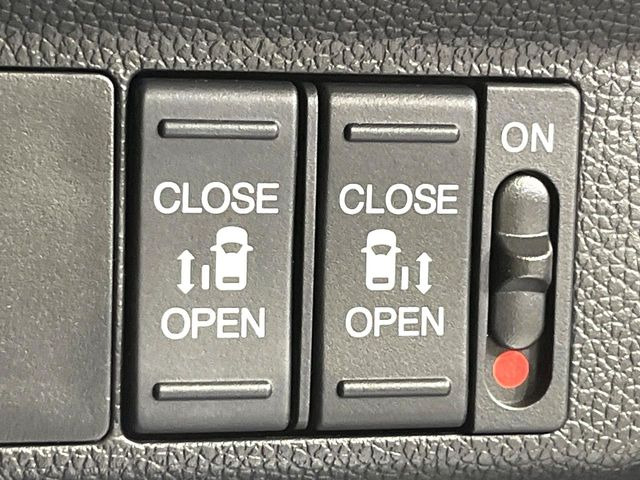 【両側パワースライドドア】スマートキーや運転席のスイッチで後席両側スライドドアの開閉が可能♪電動だから力を入れてドアを開ける必要が無く、小さなお子様でも簡単に開け閉めでき快適です♪