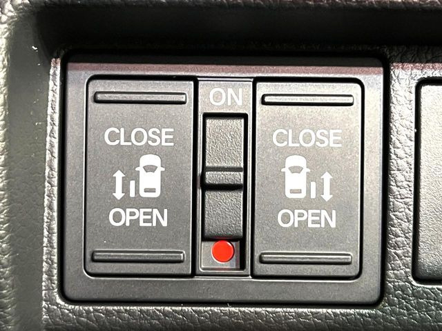 【両側パワースライドドア】スマートキーや運転席のスイッチで後席両側スライドドアの開閉が可能♪電動だから力を入れてドアを開ける必要が無く、小さなお子様でも簡単に開け閉めでき快適です♪