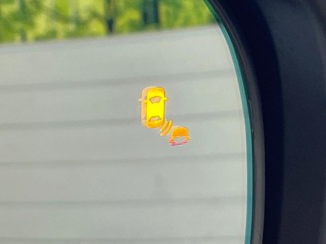 【ブラインドスポットインフォメーション】走行中、ドアミラーの死角になりやすい箇所に後続車が接近するとサイドミラー付近に警告を表示、ドライバーに注意喚起をしてくれます。