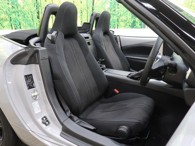 運転席まわりには十分なスペースがあり、大柄な方でもゆったり運転していただける環境です。
