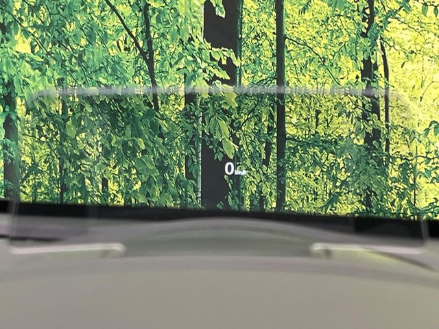 【ヘッドアップディスプレイ】現在の速度や走行情報をデジタル表示で運転席前方のガラスに投影!運転中、目線をずらさず必要な情報を確認できるのでとっても便利で安心!