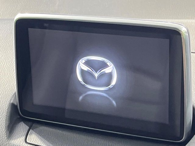 【マツダコネクト】車内の雰囲気にマッチした一体型タイプのディスプレイ。各種車輌設定やBluetooth再生等、様々な機能が楽しめます。専用SDカードのご購入で、ナビ機能も使用出来ます。