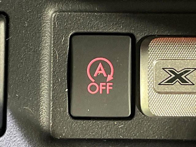 【アイドリングストップ】赤信号や渋滞で停車した際にエンジンを停止し、無駄な燃料の消費を抑えます。燃費向上や環境保護につなげる機能♪エンジンはブレーキを離せば再始動します。