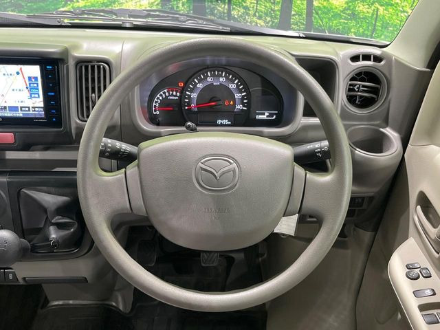 インテリアに合わせたデザインのステアリングは、運転される方のことも考え、運転しやすい形状、大きさです。是非一度、実際に触ってお確かめください。