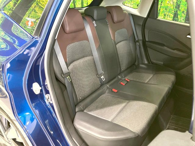 コンパクトカーですが、セカンドシートは十分な広さがあり快適にお乗りいただけます♪シートを倒して大きな荷物を積んだりと、用途の幅が広い1台です。