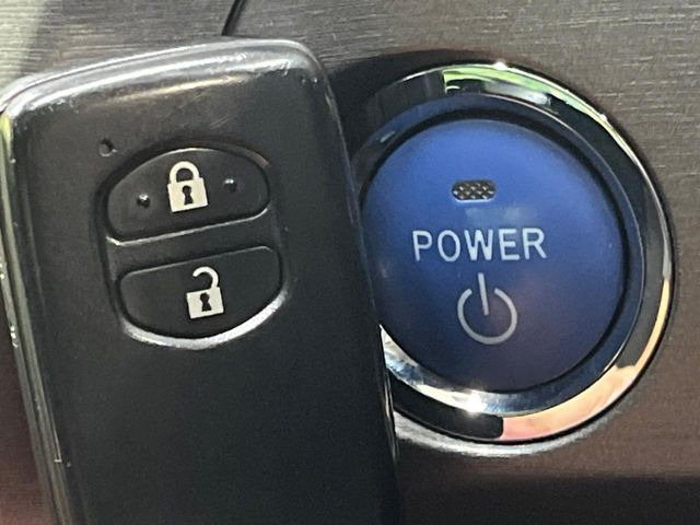 【スマートキー】カバンやポケットに入れたままでもドアの施錠・解錠が可能なスマートキーを装備。エンジンのオン・オフ時もカギを取り出す必要が無いからとっても便利です♪
