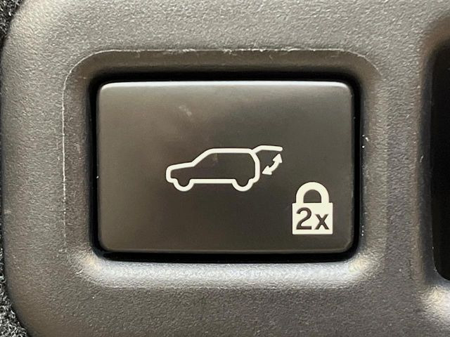 【パワーバックドア】スマートキーや運転席のボタンを押すだけでリアゲートが自動で開閉します!荷物を持っている時や、高い位置にあるバックドアを閉める際に便利な機能です♪