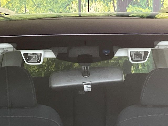 【アイサイトVer2】前方の車両等を検知し、衝突しそうな時は警報で注意を促し、ブレーキを踏む力をサポート。ブレーキを踏めなかった場合は衝突被害軽減ブレーキが作動、衝突回避をサポートします。
