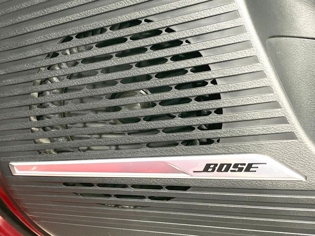 【BOSEサウンドシステム】メーカーオプションの高品位サウンドシステムを搭載。専用のチューニングが施された大小様々なスピーカーから良質なサウンドが奏でられ、臨場感あふれる音響空間を演出します。