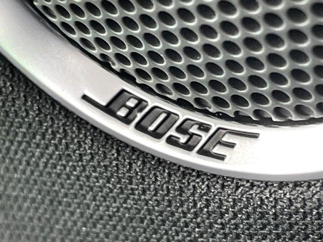 【BOSEサウンドシステム】メーカーオプションの高品位サウンドシステムを搭載。専用のチューニングが施された大小様々なスピーカーから良質なサウンドが奏でられ、臨場感あふれる音響空間を演出します。