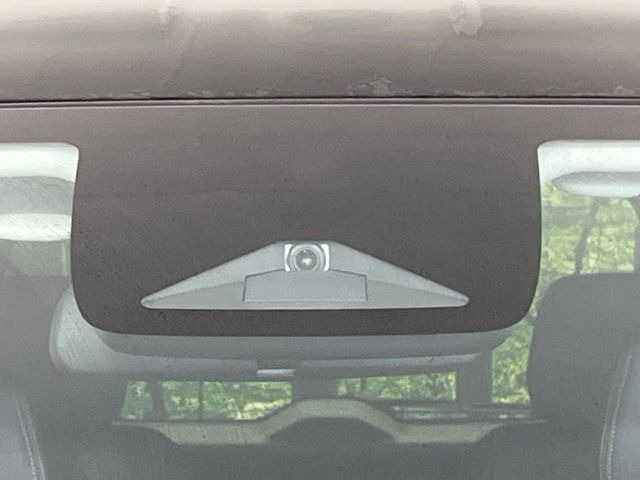 【ホンダセンシング】走行中に前方の車両等を認識し、衝突しそうな時は警報とブレーキで衝突回避と被害軽減をアシスト。より安全にドライブをお楽しみいただけます。
