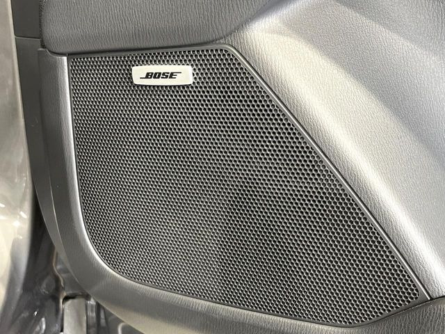 【BOSEサウンドシステム】メーカーオプションの高品位サウンドシステムを搭載。専用のチューニングが施された大小様々なスピーカーから良質なサウンドが奏でられ、臨場感あふれる音響空間を演出します。