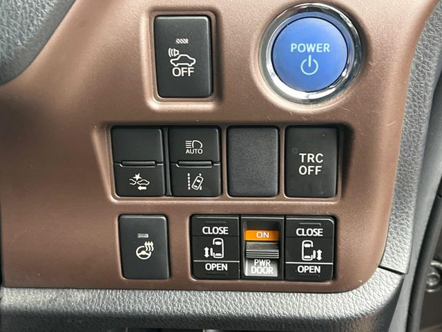 【両側パワースライドドア】スマートキーや運転席のスイッチで後席両側スライドドアの開閉が可能♪電動だから力を入れてドアを開ける必要が無く、小さなお子様でも簡単に開け閉めでき快適です♪