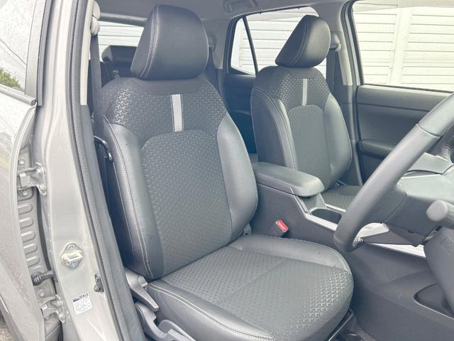 運転席まわりには十分なスペースがあり、大柄な方でもゆったり運転していただける環境です。