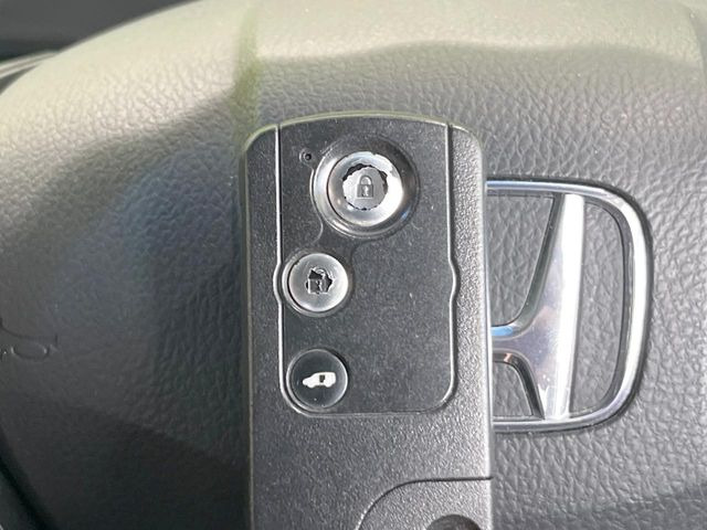 �yHonda�X�}�[�g�L�[�z�J�o����|�P�b�g�ɓ��ꂽ�܂܂ł��h�A�̎{���E�������\�ȃX�}�[�g�L�[�𑕔��B�G���W���̃I���E�I�t�����J�M�����o���K�v����������Ƃ��Ă��֗��ł���