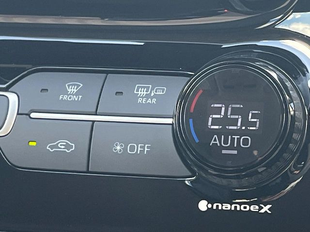 【オートエアコン】一度お好みの温度に設定すれば、車内の温度を検知し風量や温度を自動で調整。暑い&hellip;寒い&hellip;と何度もスイッチ操作をする必要はありません。快適な車内空間には必須の機能ですね♪