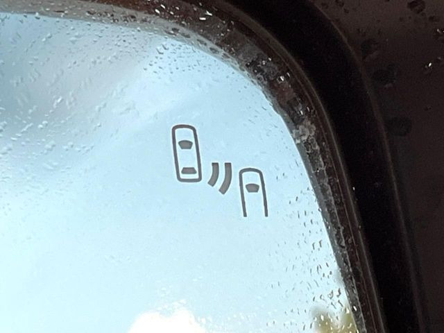 【ブラインドスポットワーニング】走行中、ドアミラーの死角になりやすい箇所に後続車が接近するとサイドミラー付近に警告を表示、ドライバーに注意喚起をしてくれます。