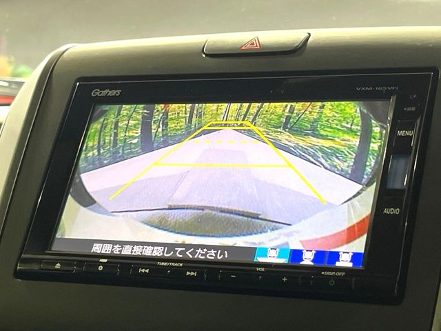 【バックカメラ】駐車時に後方がリアルタイム映像で確認できます。大型商業施設や立体駐車場での駐車時や、夜間のバック時に大活躍!運転スキルに関わらず、今や必須となった装備のひとつです!