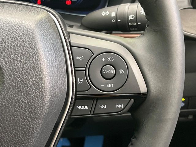 【レーダークルーズコントロール】高速道路での長距離走行が楽に!!自動で速度を保つクルーズコントロールが、衝突軽減システムと連携し、前方の車両を感知して車間を保つように速度調節してくれます!!