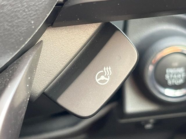 【ステアリングヒーター】冬場に冷たくなりやすい革巻きステアリングを、スイッチ一つで素早く適温に!エアコンよりも早く温まってくれるので、寒い日の運転も快適になりますね♪
