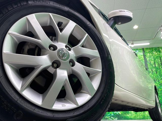 【純正オプション15インチアルミホイール】純正オプションホイールを装着。走行性能の向上に加え、外観もよりスタイリッシュになっています。