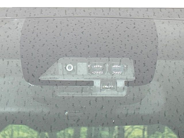 【トヨタセーフティセンス】走行中に前方の車両等を認識し、衝突しそうな時は警報とブレーキで衝突回避と被害軽減をアシスト。より安全にドライブをお楽しみいただけます。