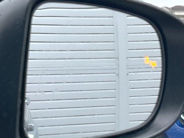 【ブラインドスポットモニター】走行中、ドアミラーの死角になりやすい箇所に後続車が接近するとサイドミラー付近に警告を表示、ドライバーに注意喚起をしてくれます。