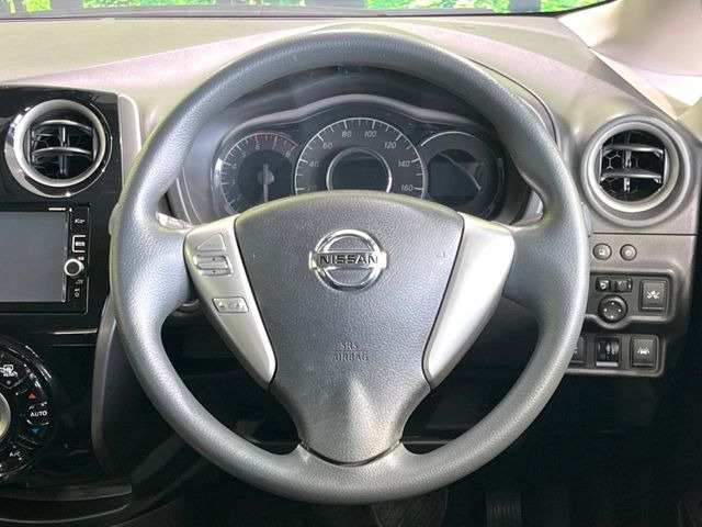 インテリアに合わせたデザインのステアリングは、運転される方のことも考え、運転しやすい形状、大きさです。是非一度、実際に触ってお確かめください。
