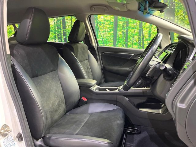 運転席シート廻りは使用感も少なく、良好な状態となっています。前オーナー様が丁寧に使っていたことがよくわかりますね。