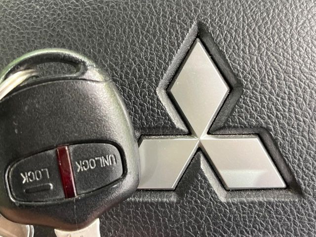 【キーレス】少し離れた場所からでもボタン一つでドアの開錠・施錠ができるのでとっても便利!ドアの鍵穴周りに傷をつけることもありません♪