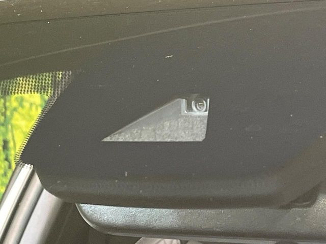 【プリクラッシュセーフティ】前方の車両等を検知し、衝突しそうな時は警報で注意を促し、ブレーキを踏む力をサポート。ブレーキを踏めなかった場合は衝突被害軽減ブレーキが作動、衝突回避をサポートします。
