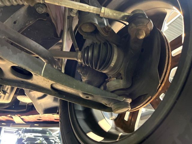 お車を安心してお乗りいただく為には、足回りの定期点検が欠かせません。サービスサポート(有償保証)では無料点検もご提供しており、安心のカーライフをお過ごしいただけるサポート体制が整っています。