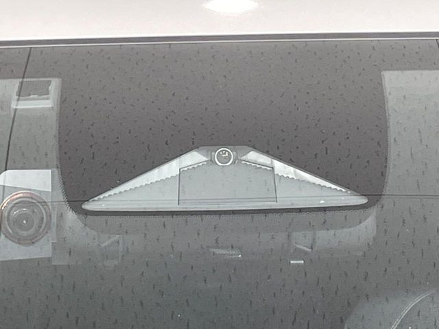 【ホンダセンシング】走行中に前方の車両等を認識し、衝突しそうな時は警報とブレーキで衝突回避と被害軽減をアシスト。より安全にドライブをお楽しみいただけます。