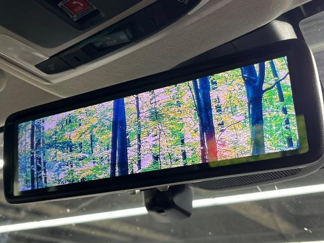 【アドバンスドルームミラー】後席の大きな荷物や同乗者で後方が確認しづらい時でも安心!カメラが撮影した車両後方の映像をルームミラー内に表示。クリアな視界で状況の確認が可能です!