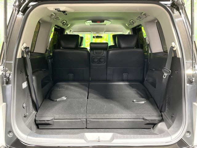 後席を格納すると、これだけの広さが!シーンに合わせたシートアレンジで、大きな荷物も積むことが出来ます♪