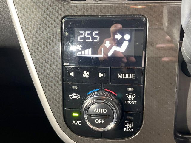 【オートエアコン】一度お好みの温度に設定すれば、車内の温度を検知し風量や温度を自動で調整。暑い&hellip;寒い&hellip;と何度もスイッチ操作をする必要はありません。快適な車内空間には必須の機能ですね♪