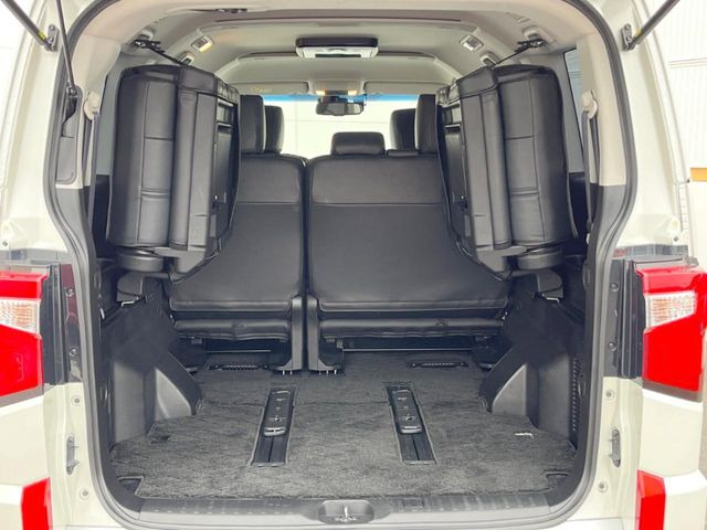 後席を格納すると、これだけの広さが!シーンに合わせたシートアレンジで、大きな荷物も積むことが出来ます♪